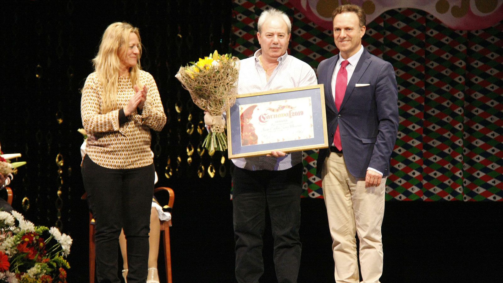 Juan Carlos Sara Moreno, acompañado por Ana María Arias y David de la Encina, durante el reconocimiento como Personajes entrañable del Carnaval.