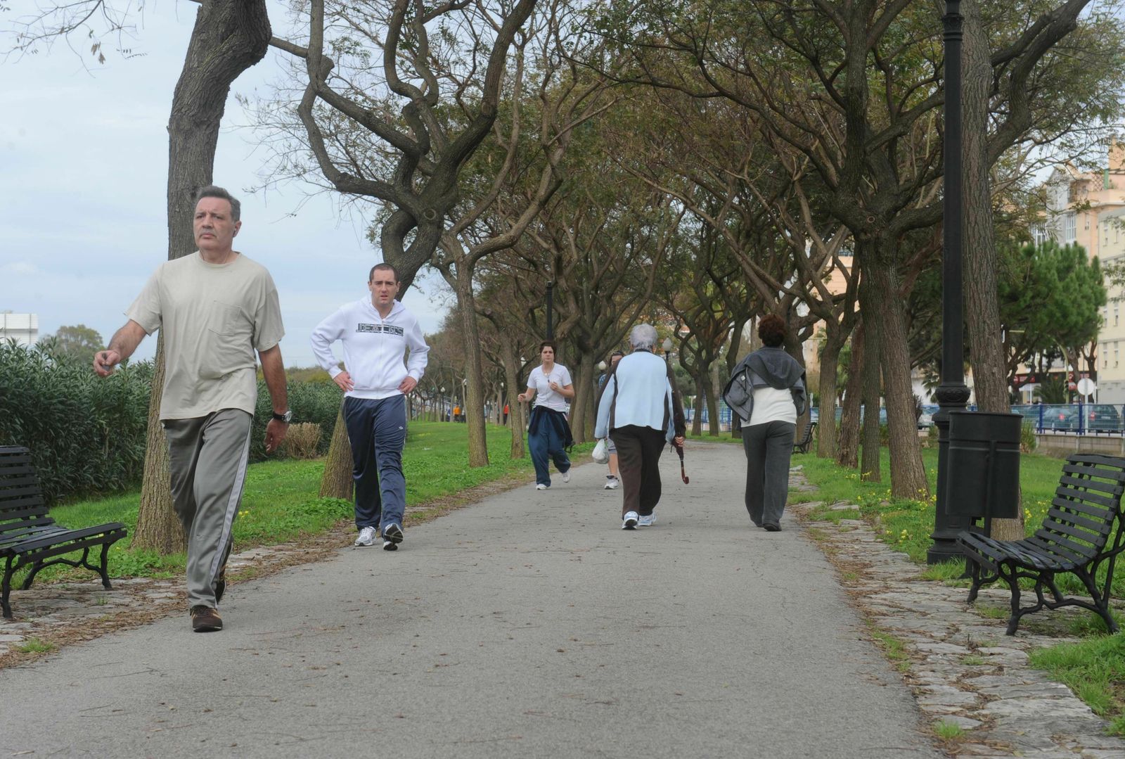 Personas hacen ejercicio en un parque.