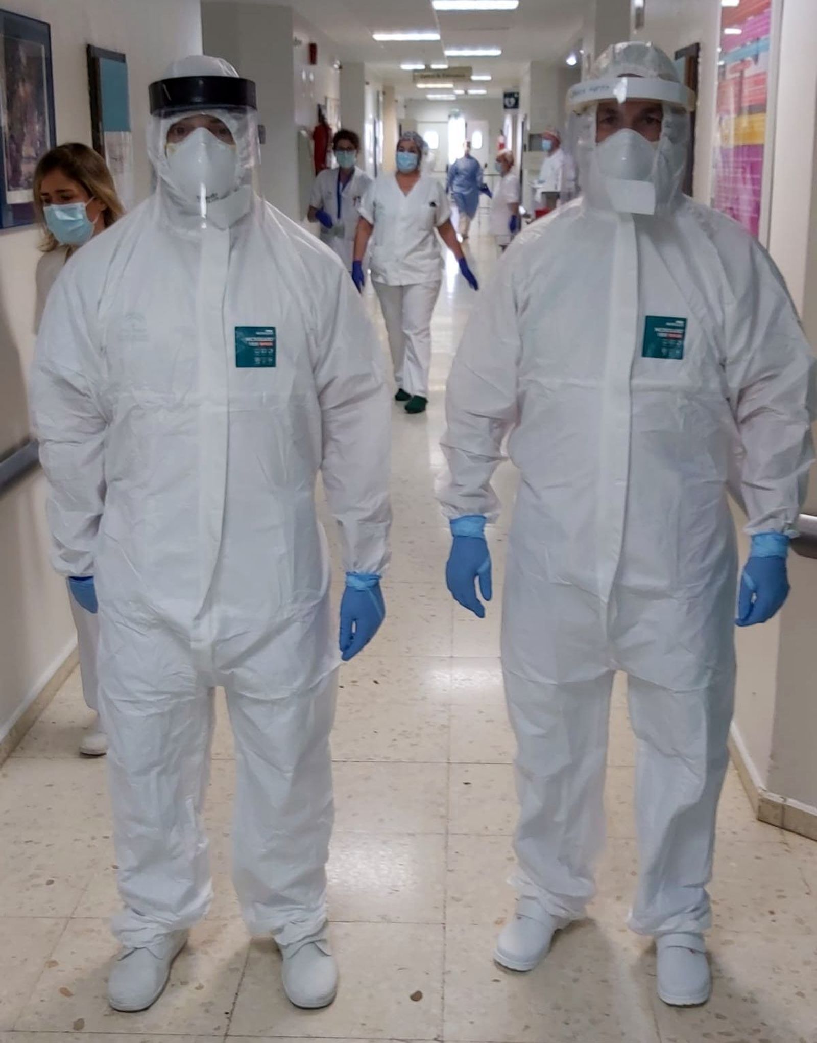 A la derecha el jefe de servicio de Rehabilitación del Hospital Universitario de Valme, José Antonio Expósito, junto al supervisor de enfermería de este servicio Manuel Ramírez, en la planta Covid.