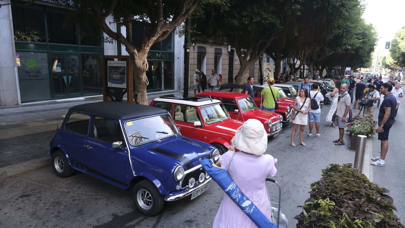 El Paseo de Almería ha sido el centro de una exposición de coches Mini y 600.