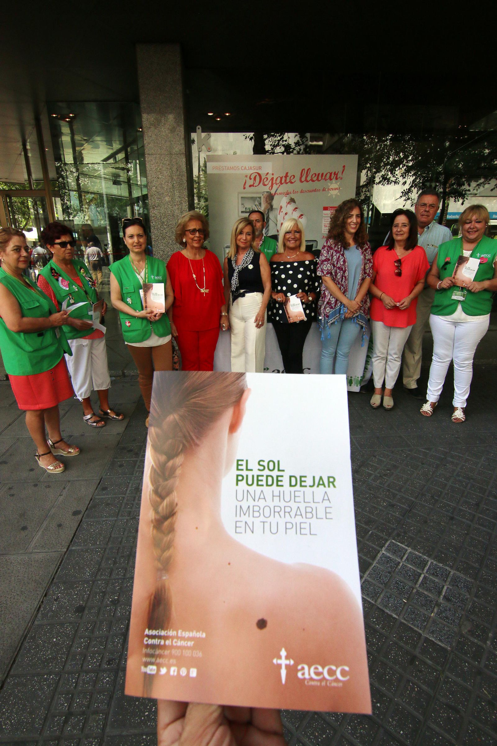 Voluntarios de la AECC reparten panfletos de la campaña.