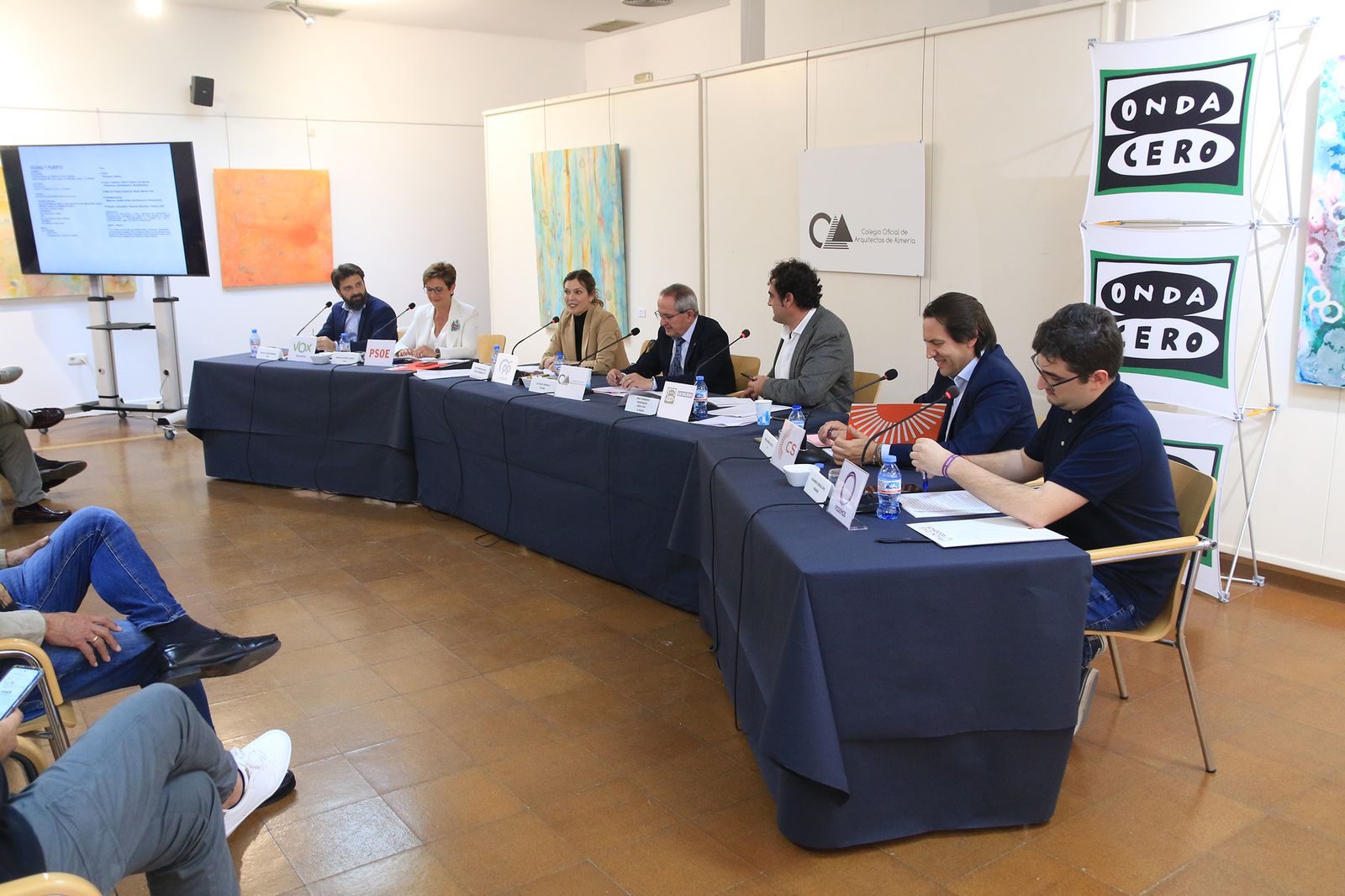 Los representantes de los principales partidos sentados en la mesa coloquio de los arquitectos