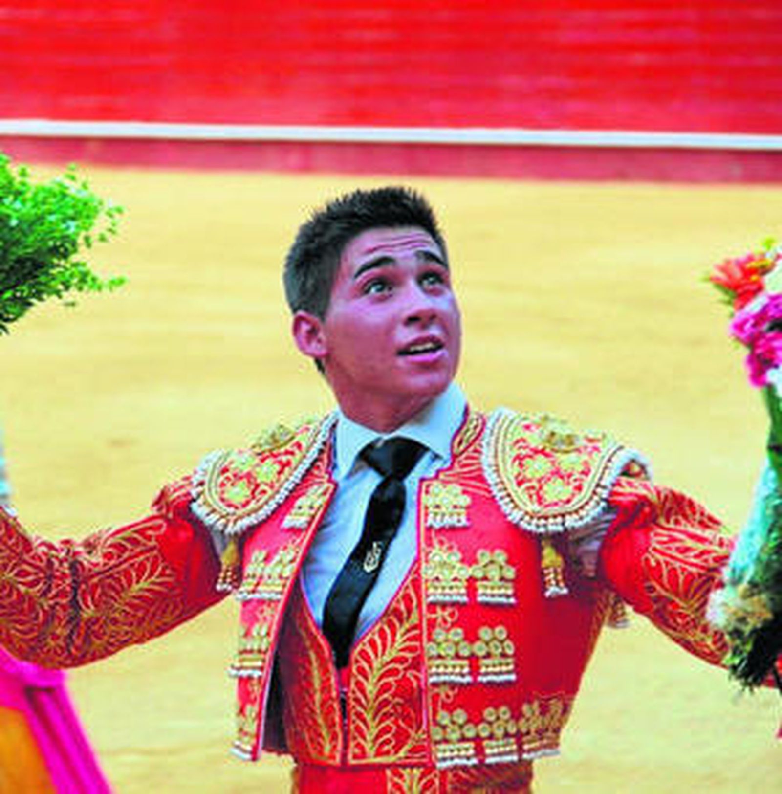 El novillero almeriense José Cabrera dando la vuelta al ruedo tras un triunfo.