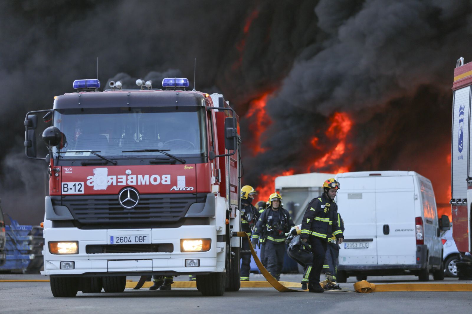 El incendio en el polígono Guadalhorce de Málaga, en fotos