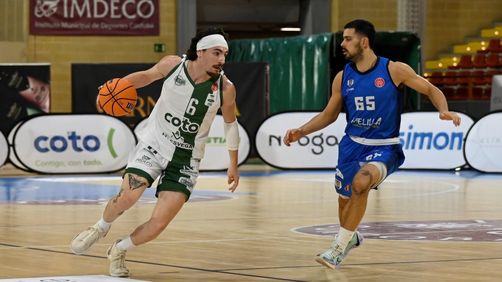 Tanguy Touzé sube la bola en uno de sus últimos partidos con el Coto Córdoba.