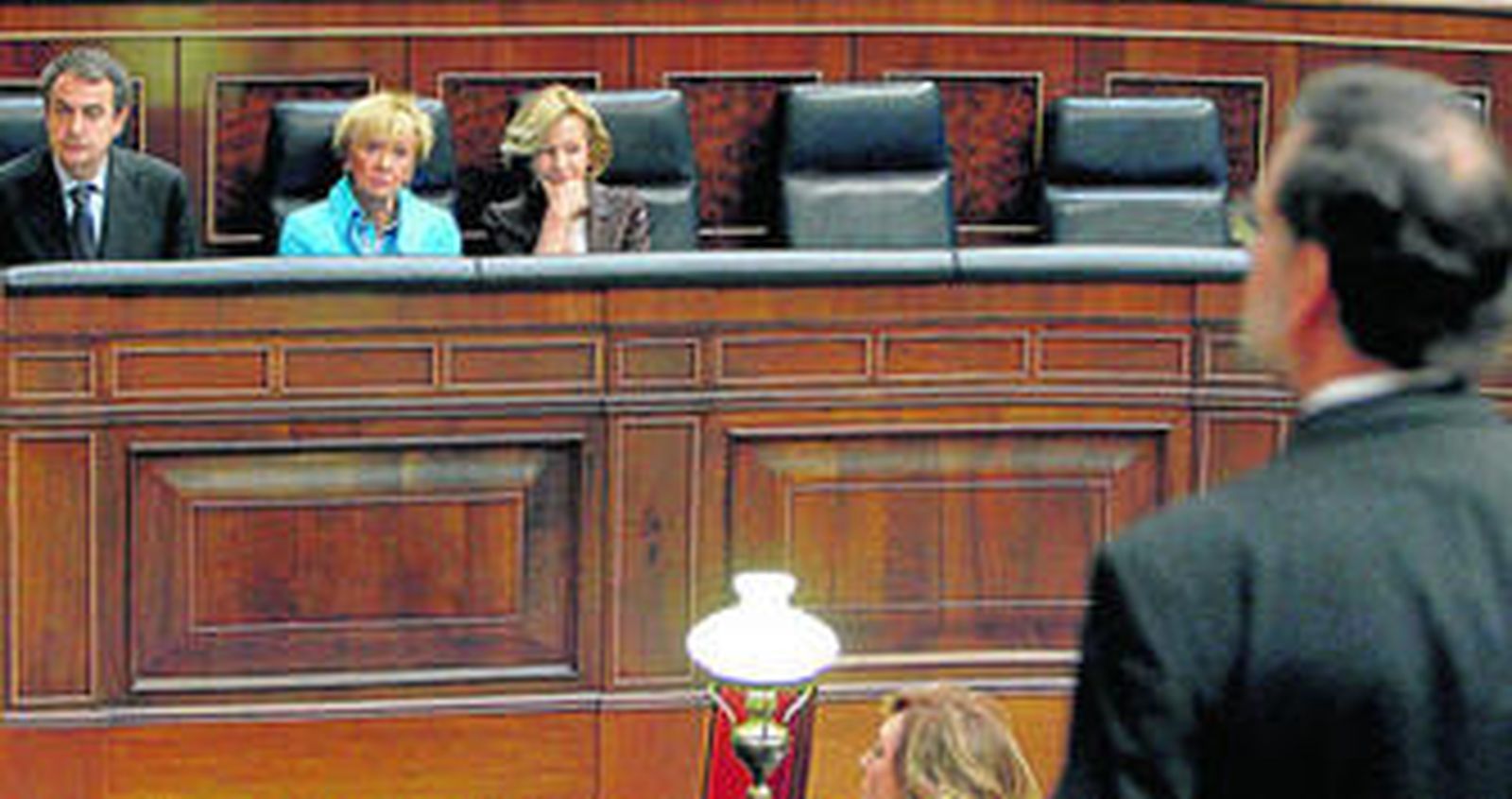 Rajoy se dirige al presidente del Gobierno durante la última sesión de control en el Congreso de los Diputados.