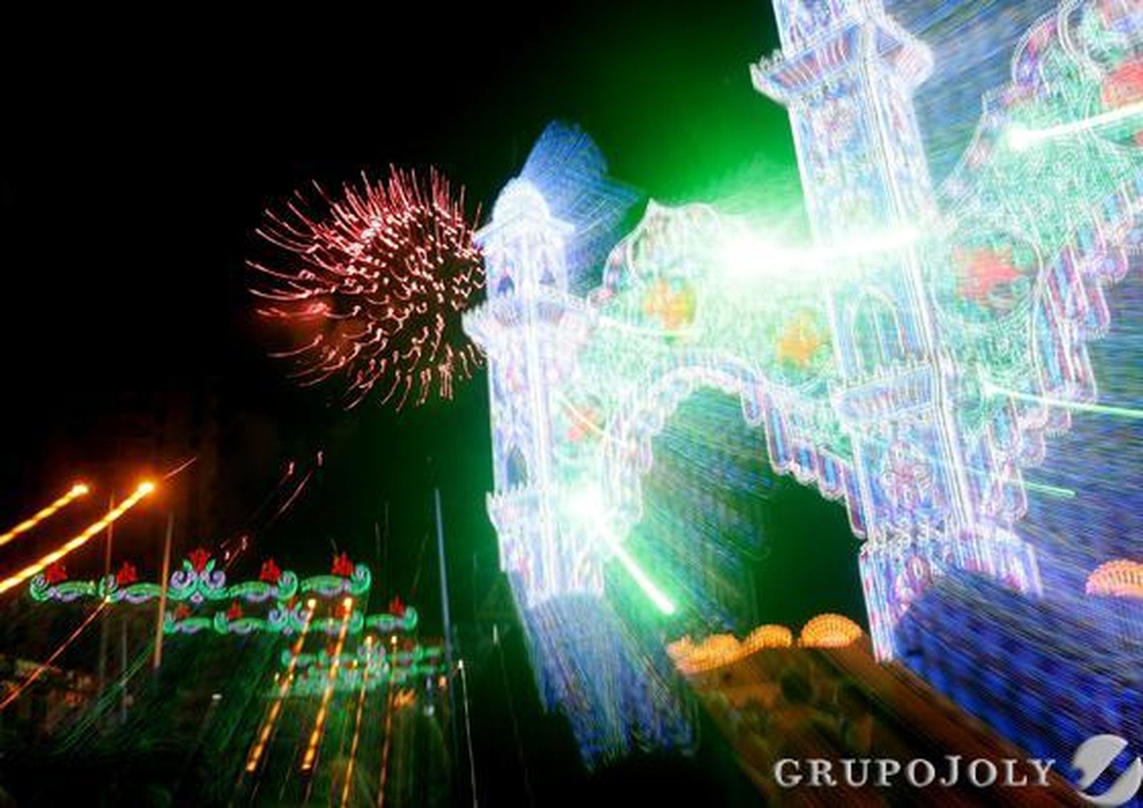 Los algecireños disfrutan de su último día de feria y se reúnen en el Real para contemplar el montaje pirotécnico con el que acaba la fiesta./J.M. Quiñones

Foto: J.M. Quinones