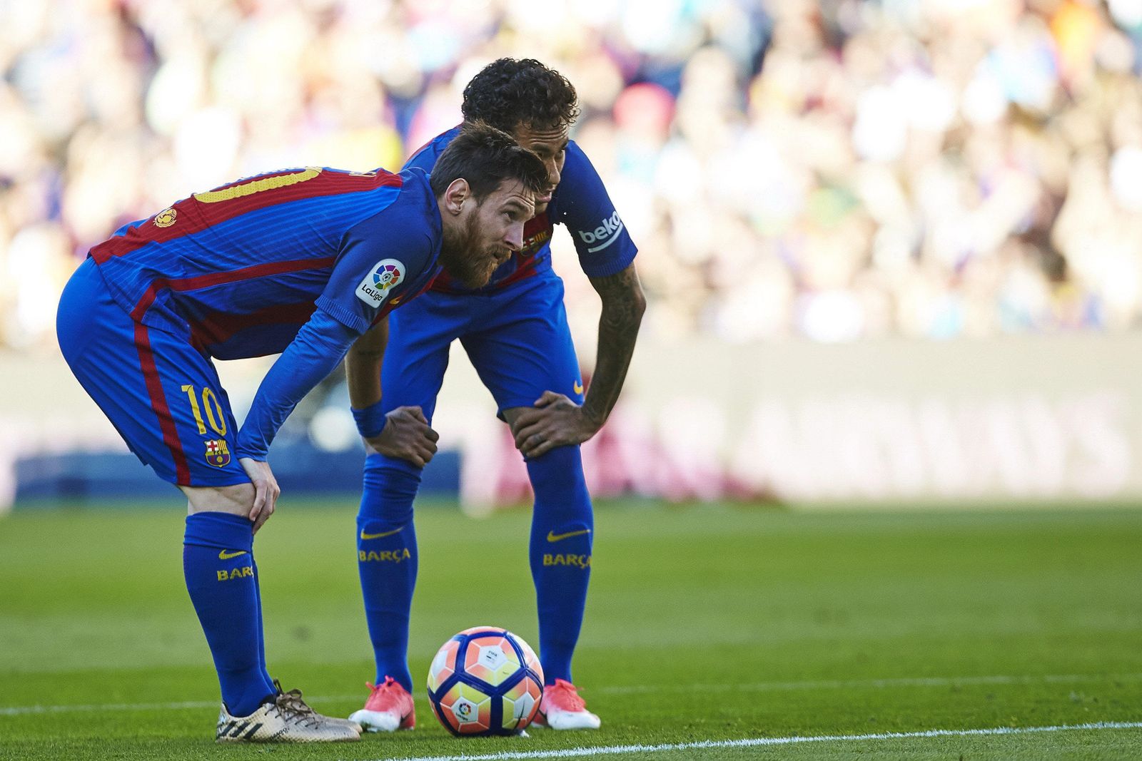 Messi y Neymar estudian el lanzamiento de una falta, ayer ante el Villarreal.