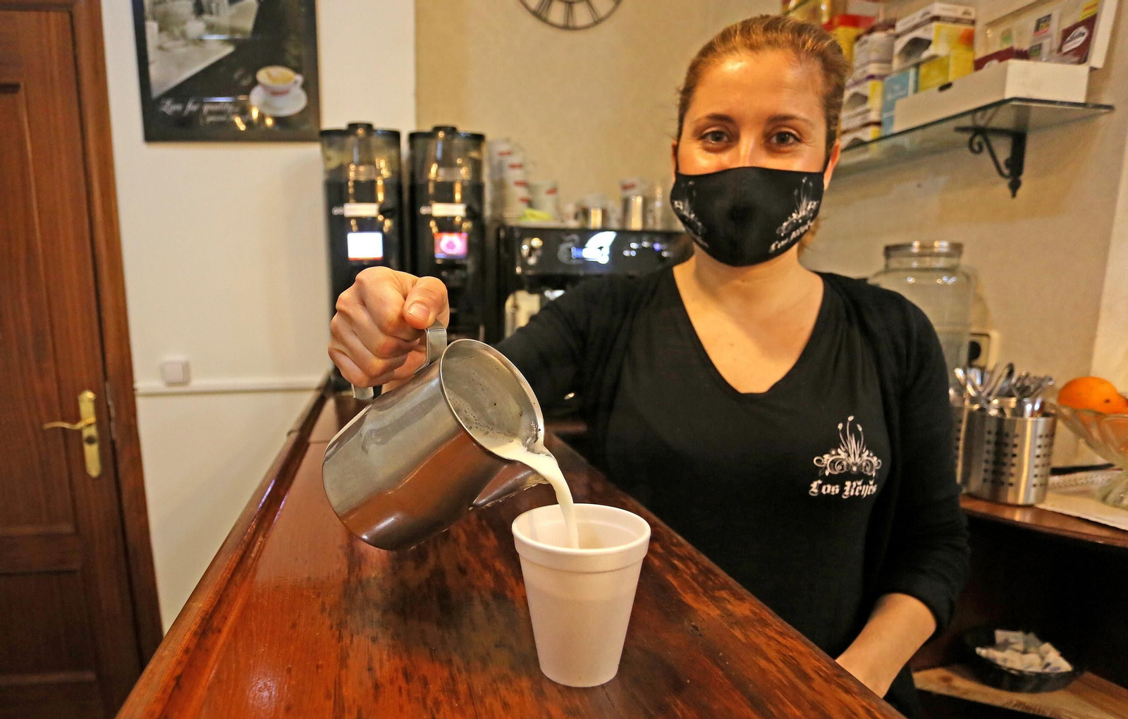 Rocío Piñero sirve un café en la pastelería-cafetería ‘Los Reyes`.