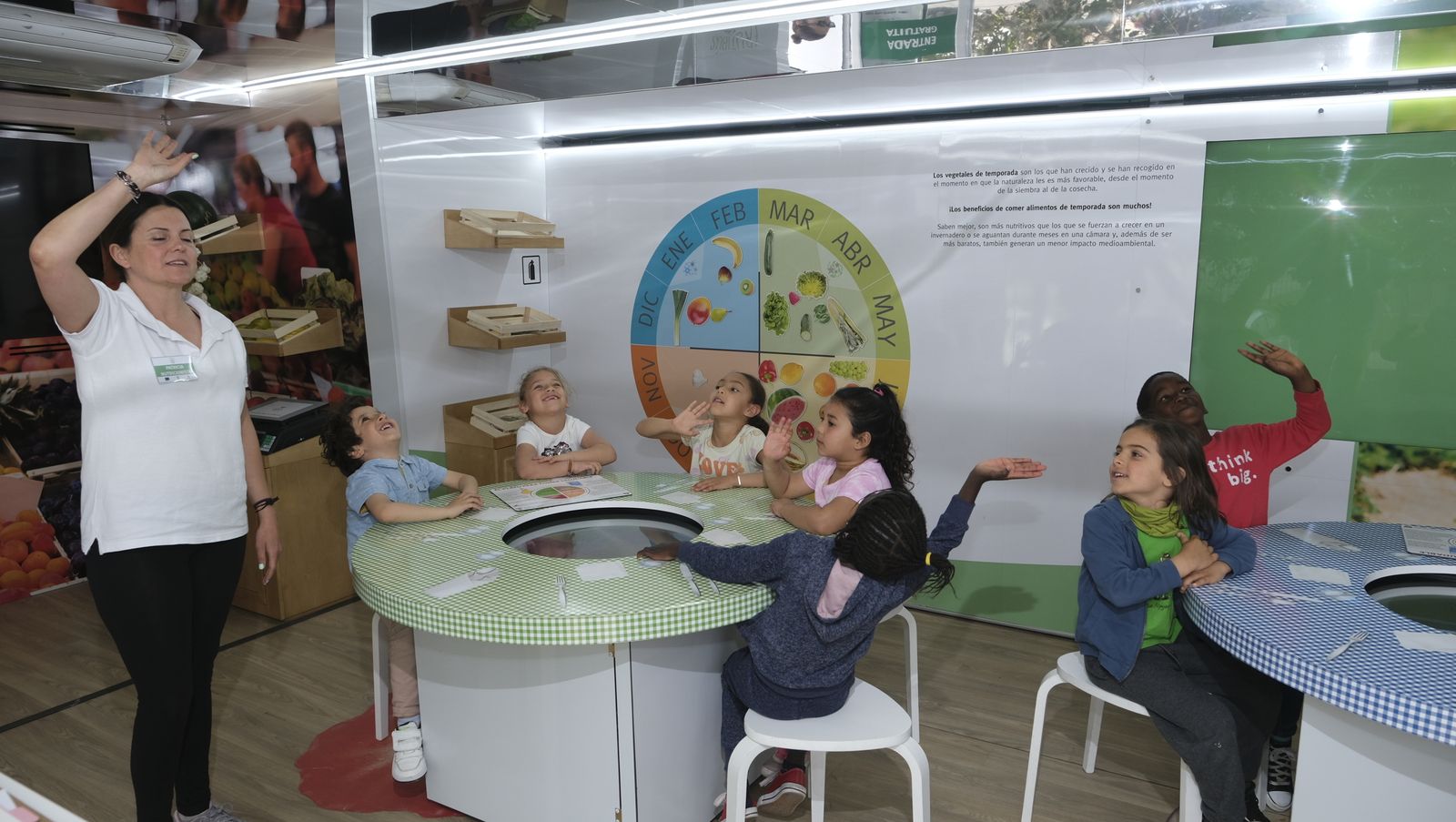 Imágenes de la caravana Frutibús, alimentación saludable, en Las Norias (El Ejido)