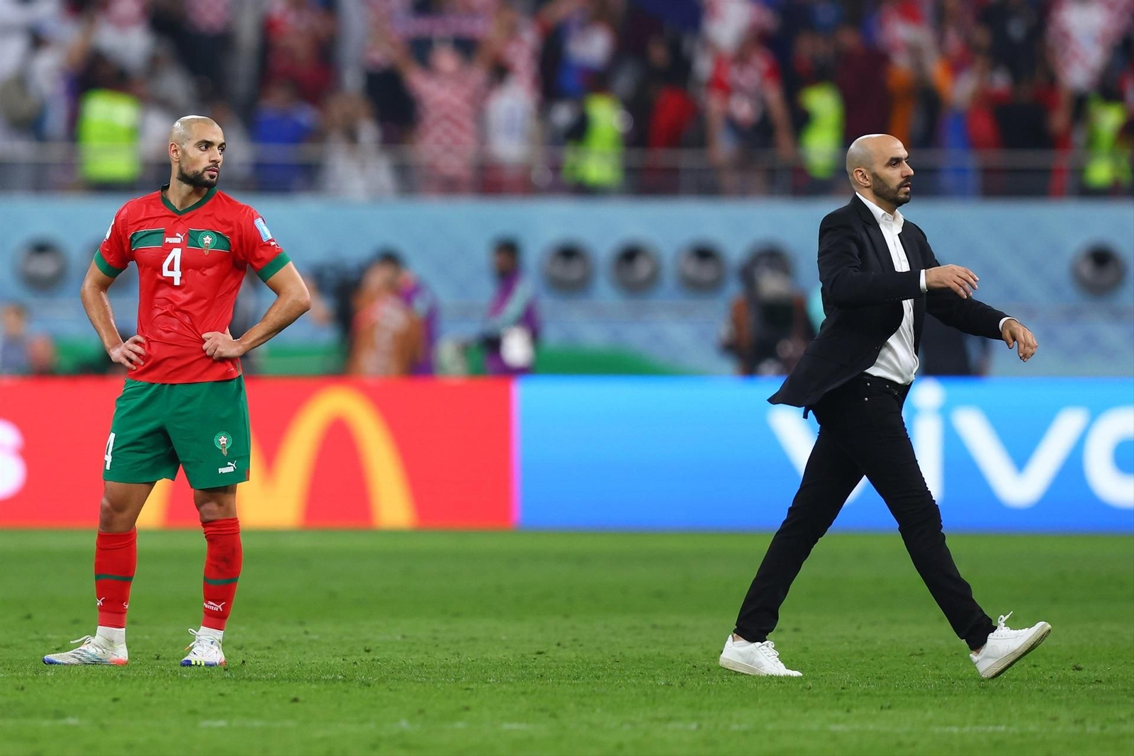 El bético Amrabat observa al seleccionador marroquí, Walid Regragui, en un partido del pasado Mundial.
