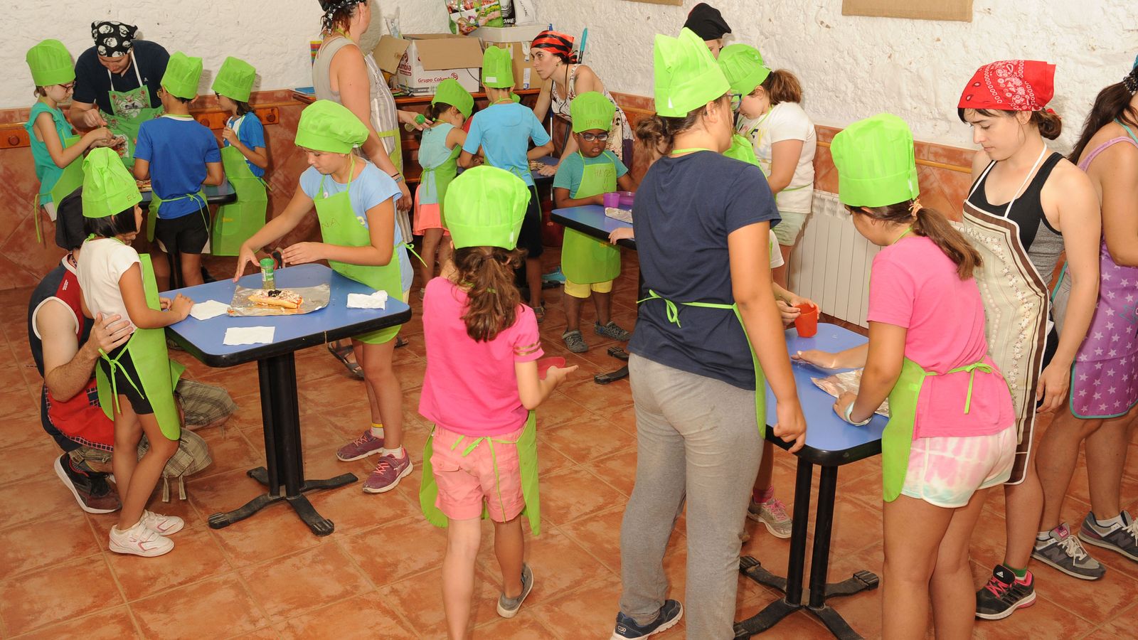 Imagen general de los chicos en las tareas de cocina.