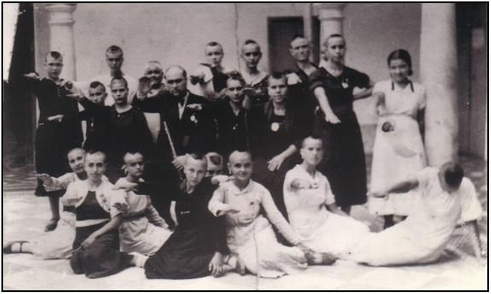 Un grupo de mujeres rapadas en Montilla.