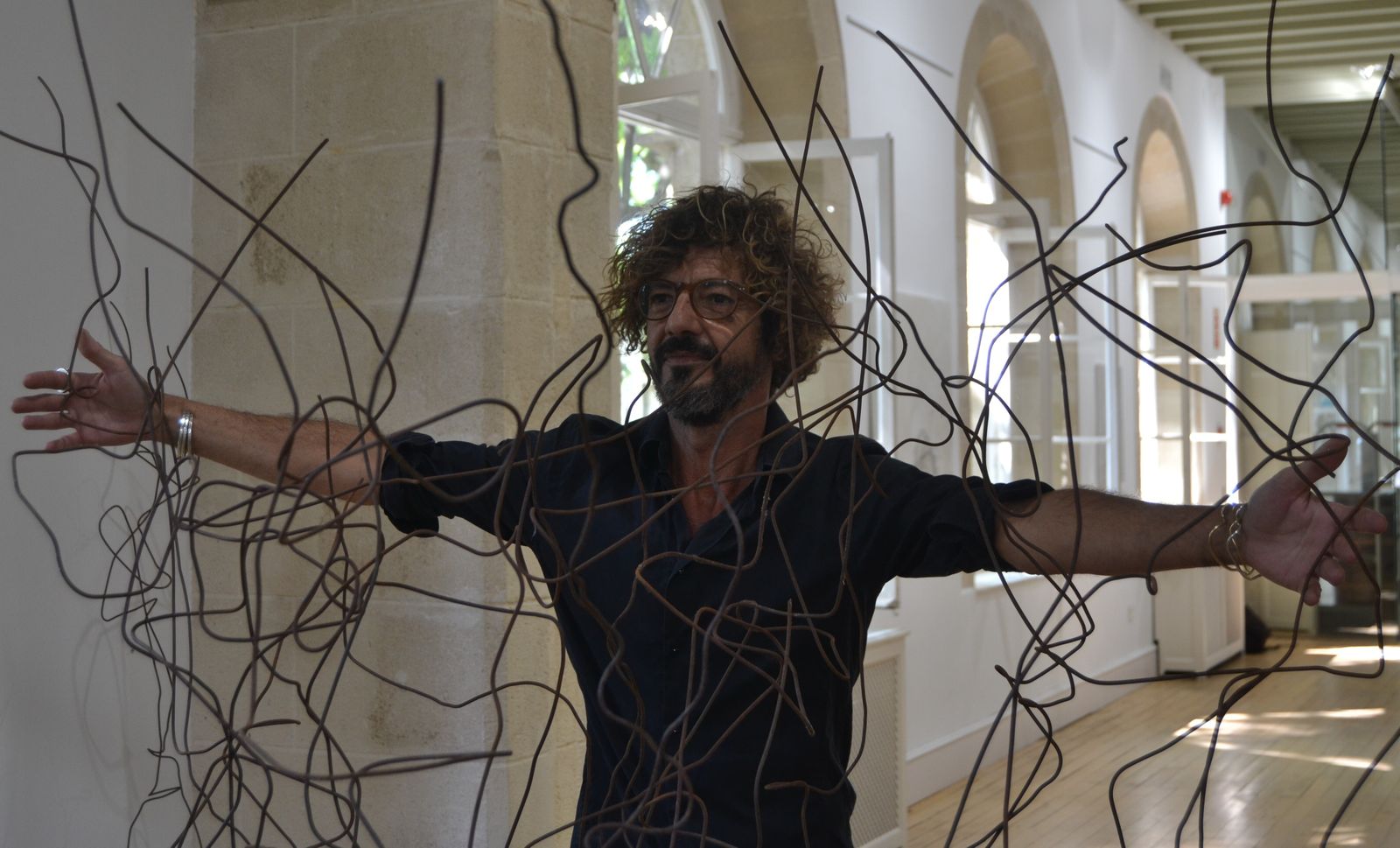 El artista Willie Márquez,  en la Fundación Osborne ante una de sus esculturas.