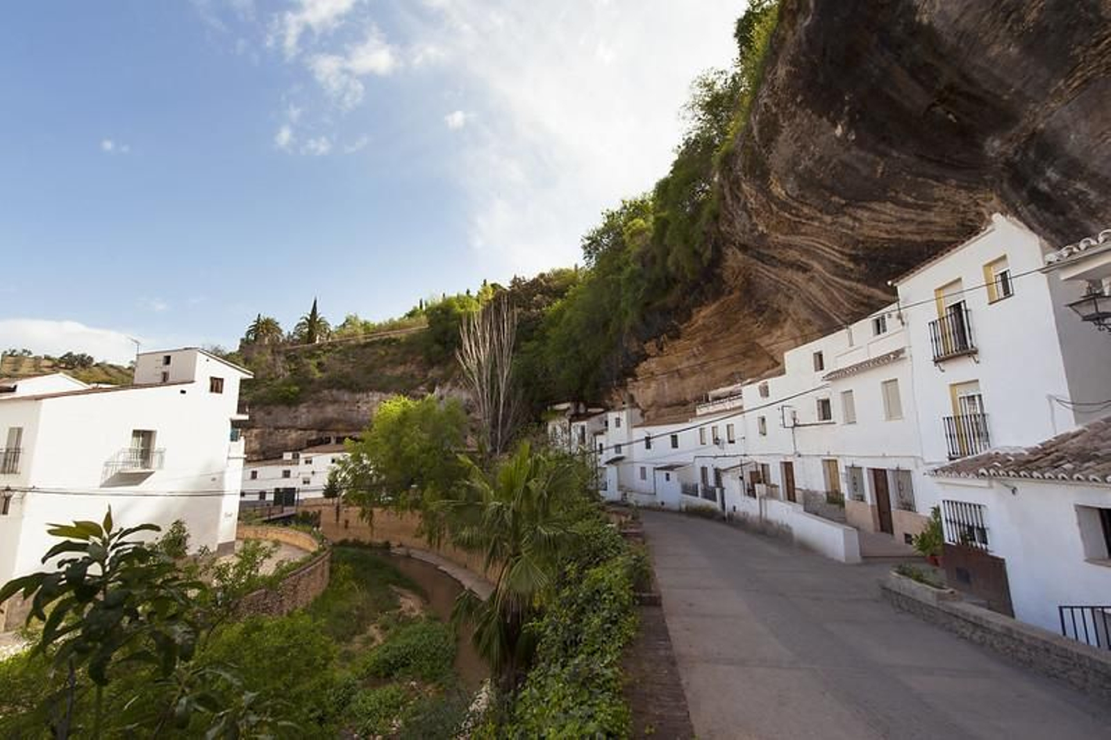 Una de las calles de Setenil de las Bodegas
