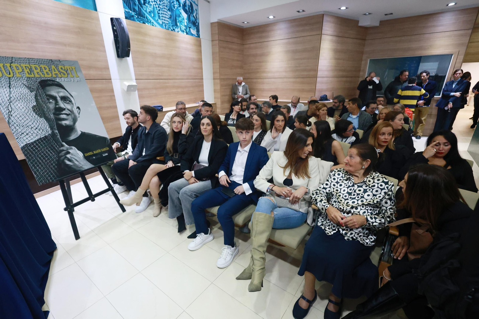 Basti: La presentación de su libro en La Rosaleda, en fotos