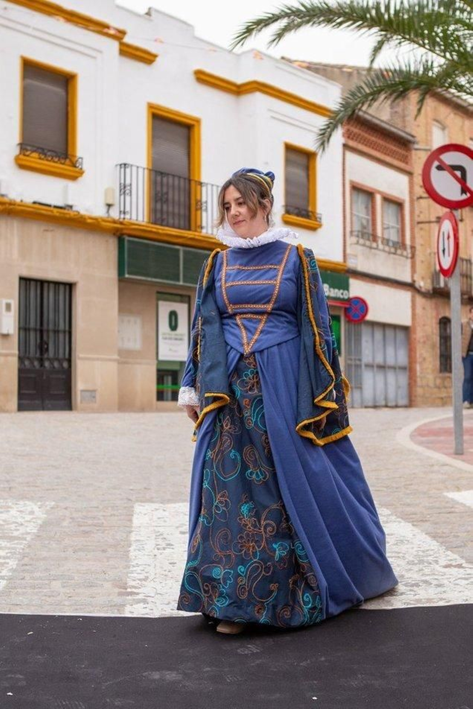 Desfile de los trajes renacentistas confeccionados por mujeres de Cazalilla.