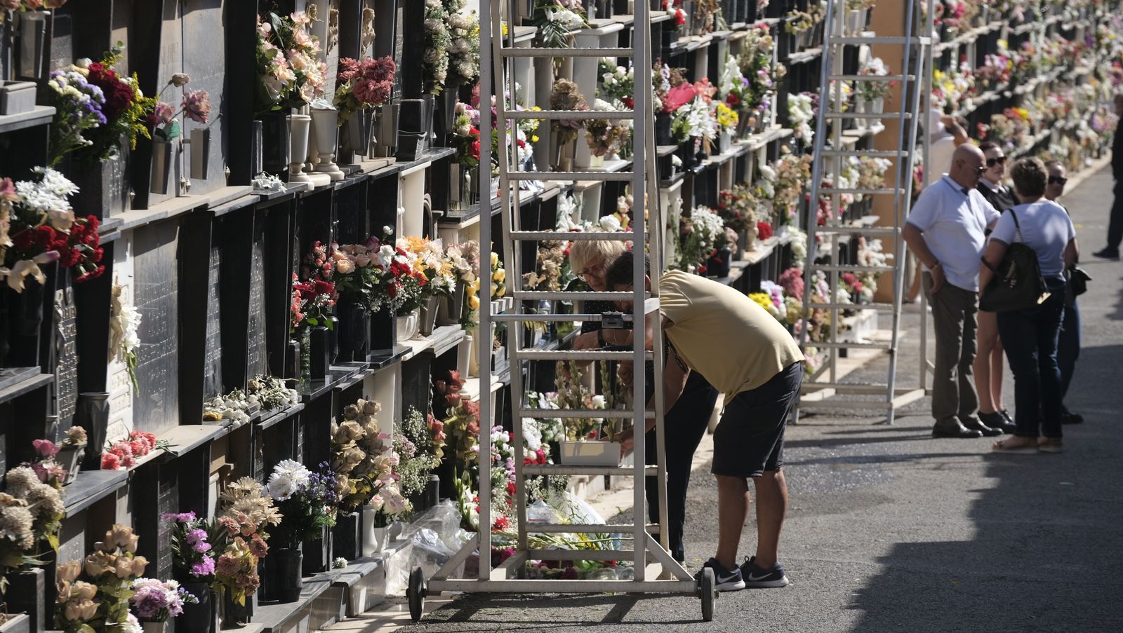 Imágenes del Día de Todos los Santos en el Cementerio de San José de Almería