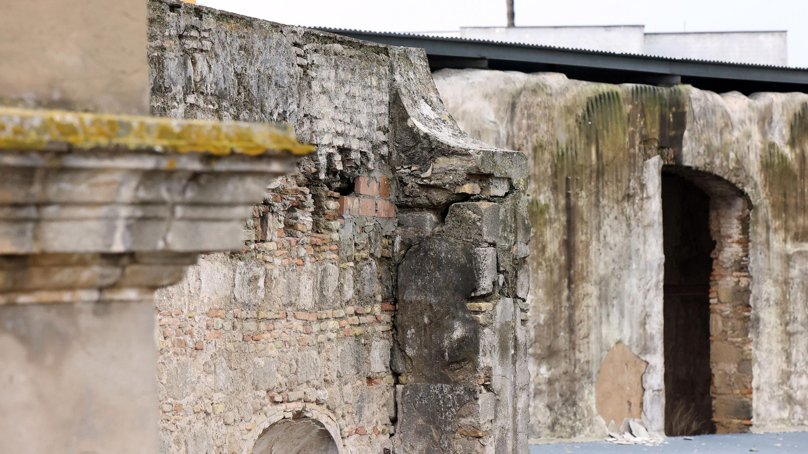 Se derrumba uno de los muros del interior del Palacio Riquelme en Jerez