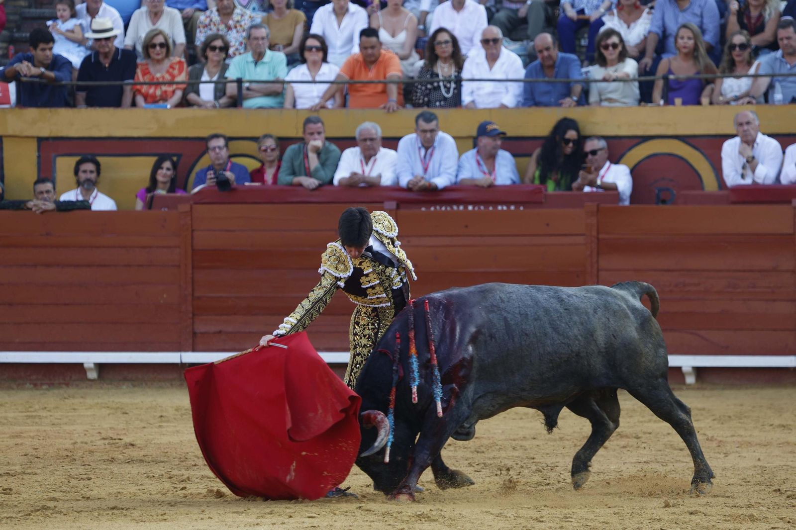 Una decepcionante corrida de Miura con Esaú Fernández a hombros cierra Algeciras