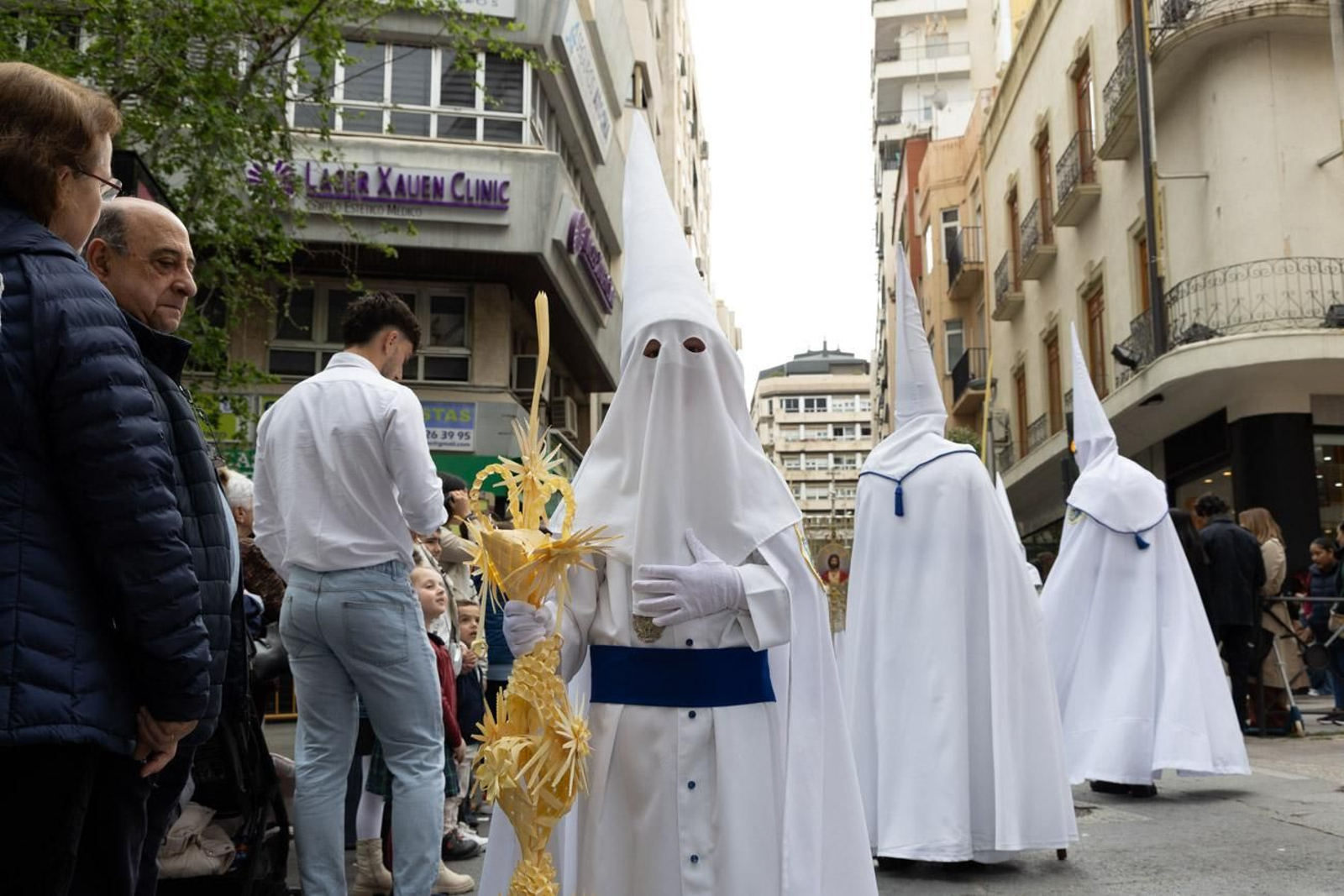 Los jiennenses se echan a la calle para presenciar la primera de las procesiones de la jornada: la Borriquilla (I)