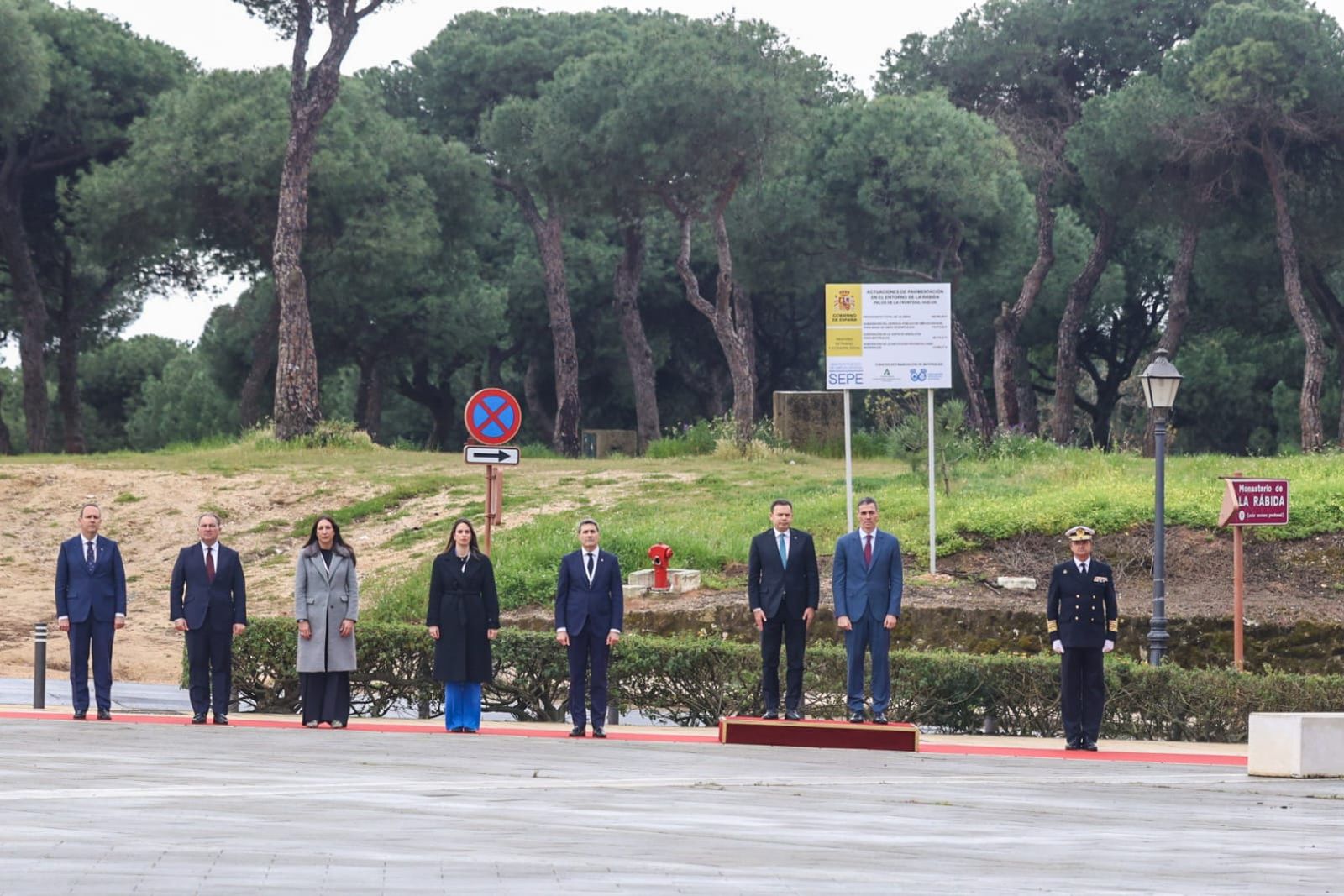 Pedro Sánchez y Luis Montenegro presiden el minuto de silencio en memoria de los fallecidos, en un inicio de la Cumbre Hispano-Lusa en el Monumento a los Descubridores.