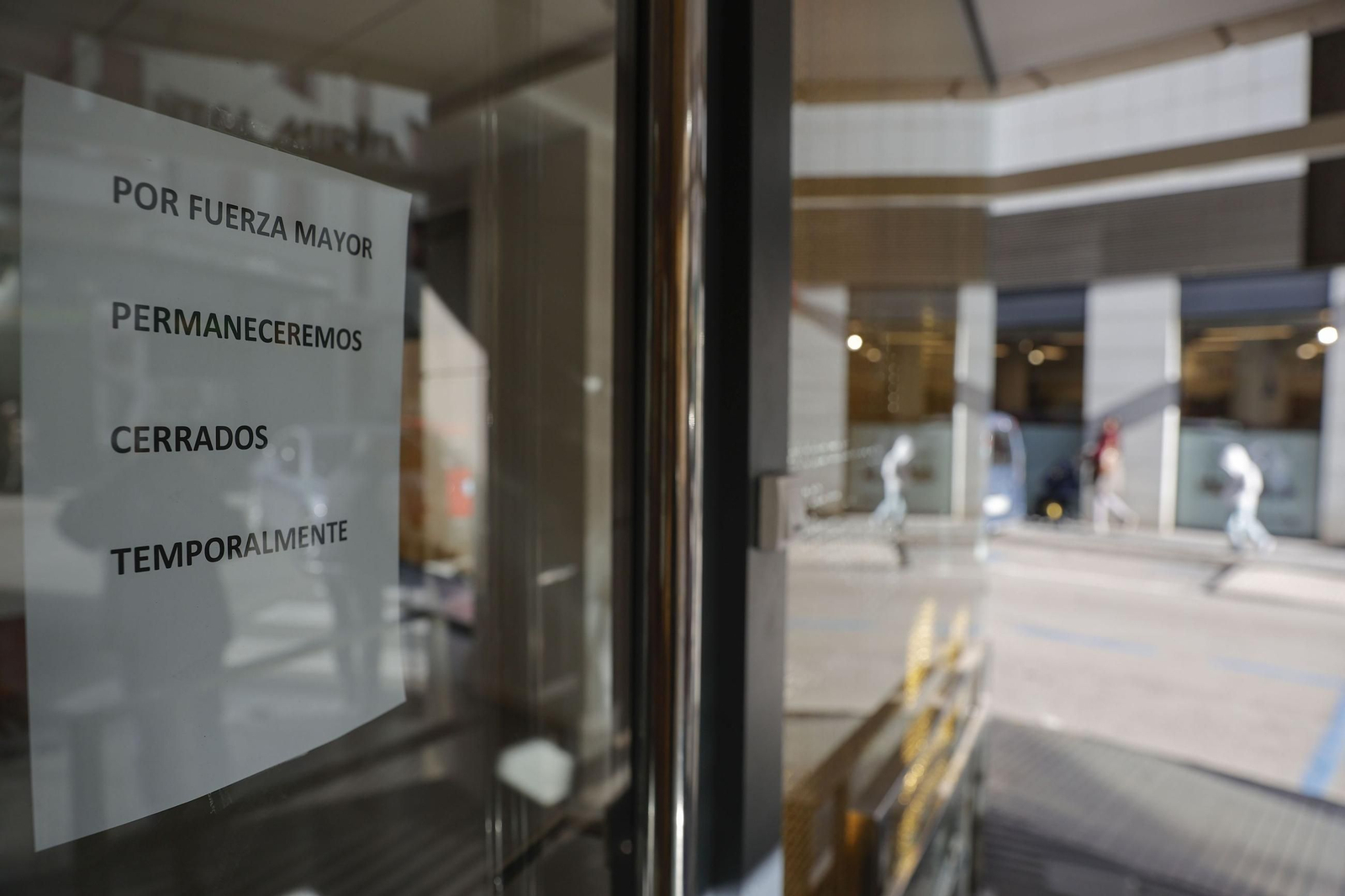 Cartel en la puerta de la clínica dental de Alzira.