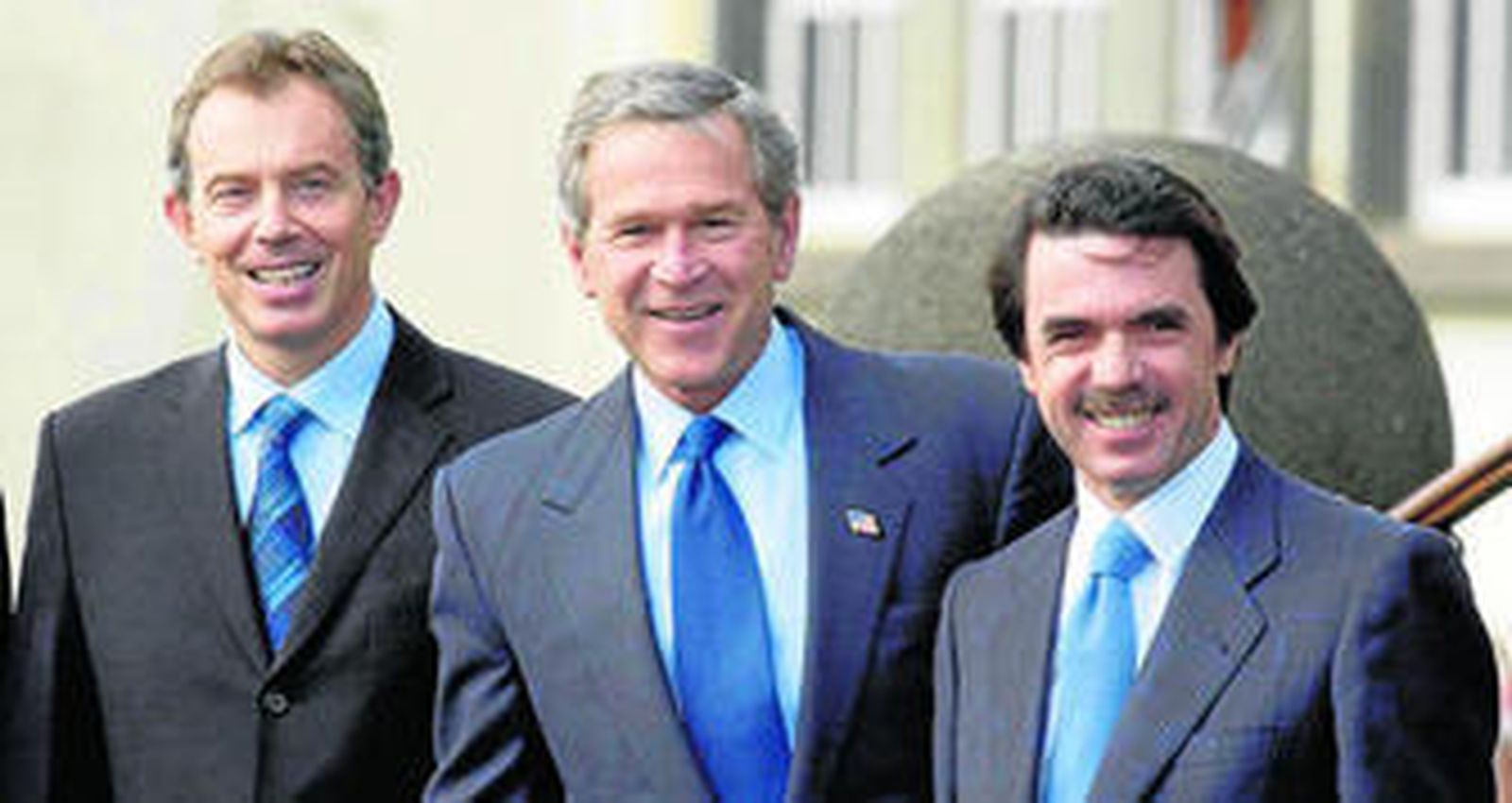 Tony Blair, George W. Bush y José María Aznar posan sonrientes en las Azores en el encuentro que celebraron en 2003.