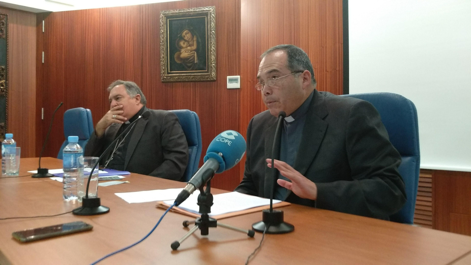 Ricardo Aldana pronunciando su conferencia junto a monseñor Mazuelos Pérez.