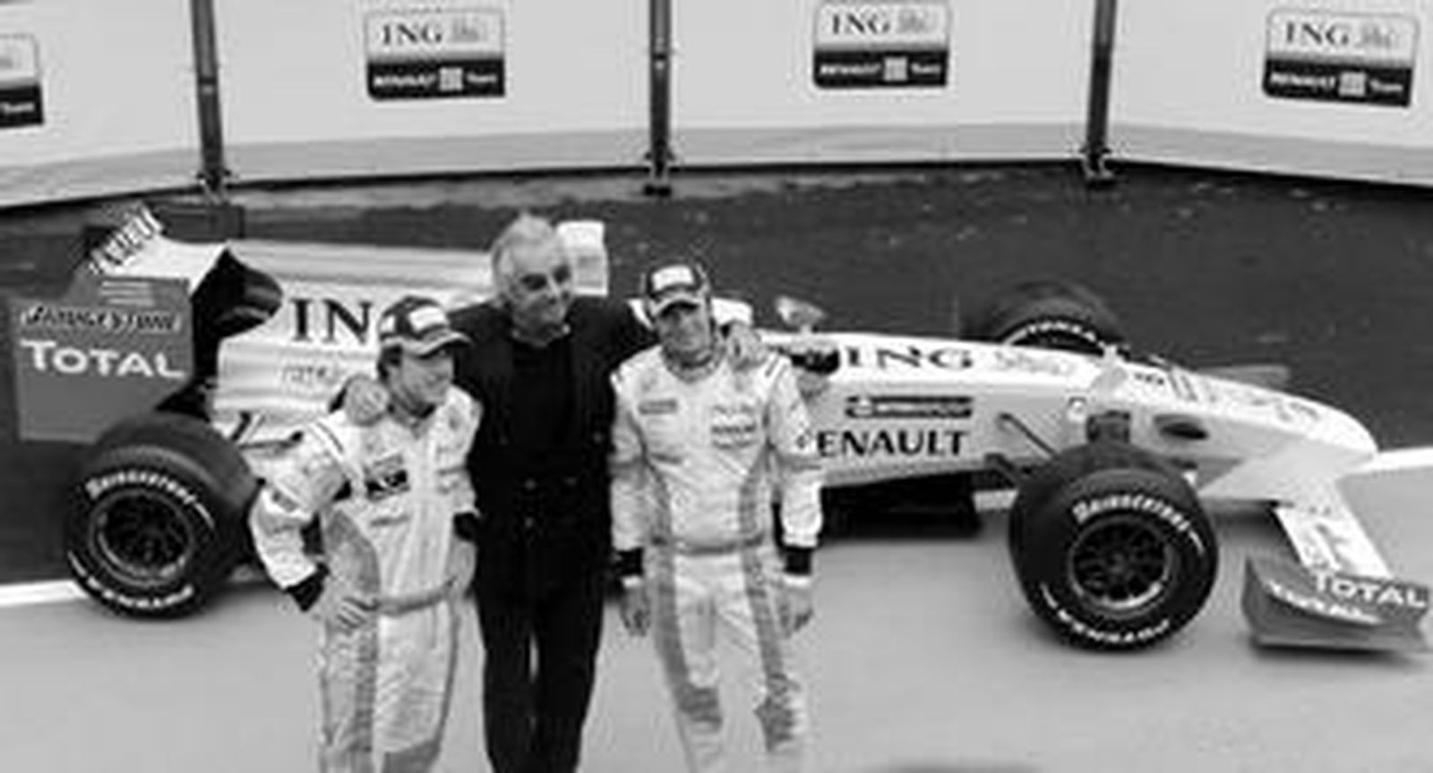 Los pilotos Fernando Alonso y Nelson Piquet flanquean a Flavio Briatore, el patrón de Renault, en la presentación del monoplaza para esta temporada.