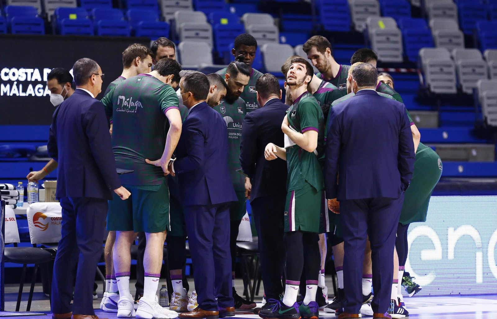 Katsikaris da órdenes en un tiempo muerto.