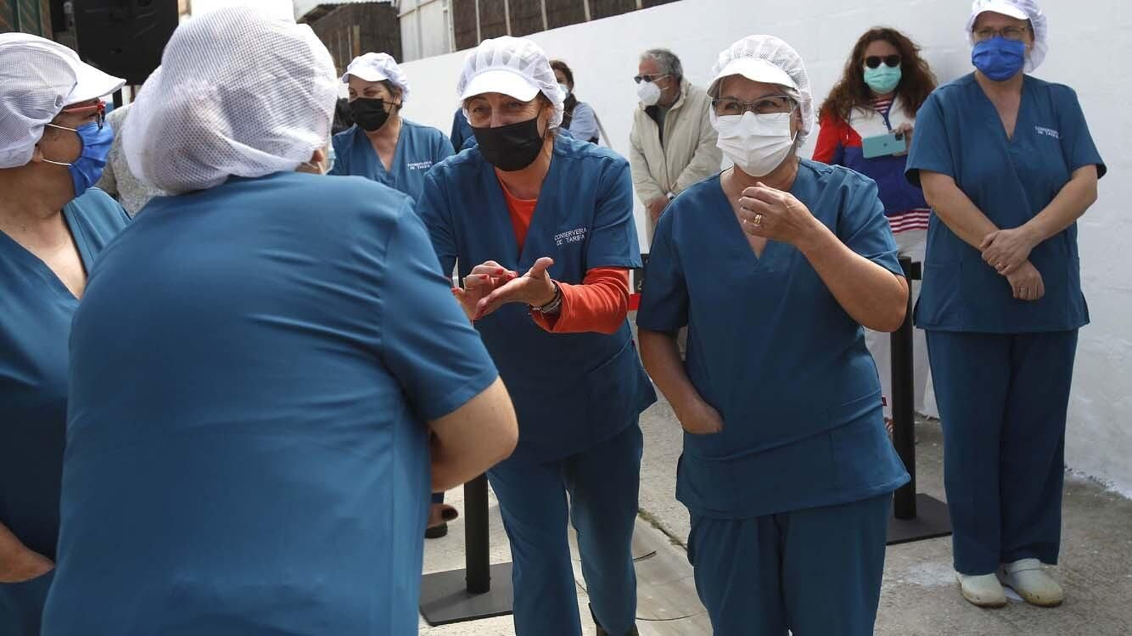 Las fotos de la inauguración de la calle Estibadoras de la Conservera en Tarifa