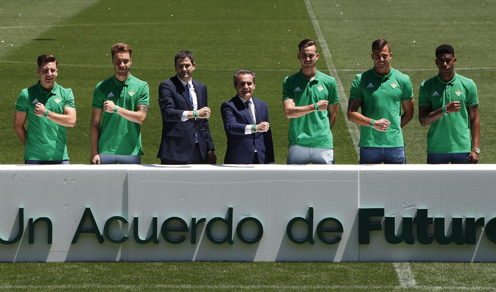 Fabián, junto a otros jugadores canteranos, en un acto promocional del club.