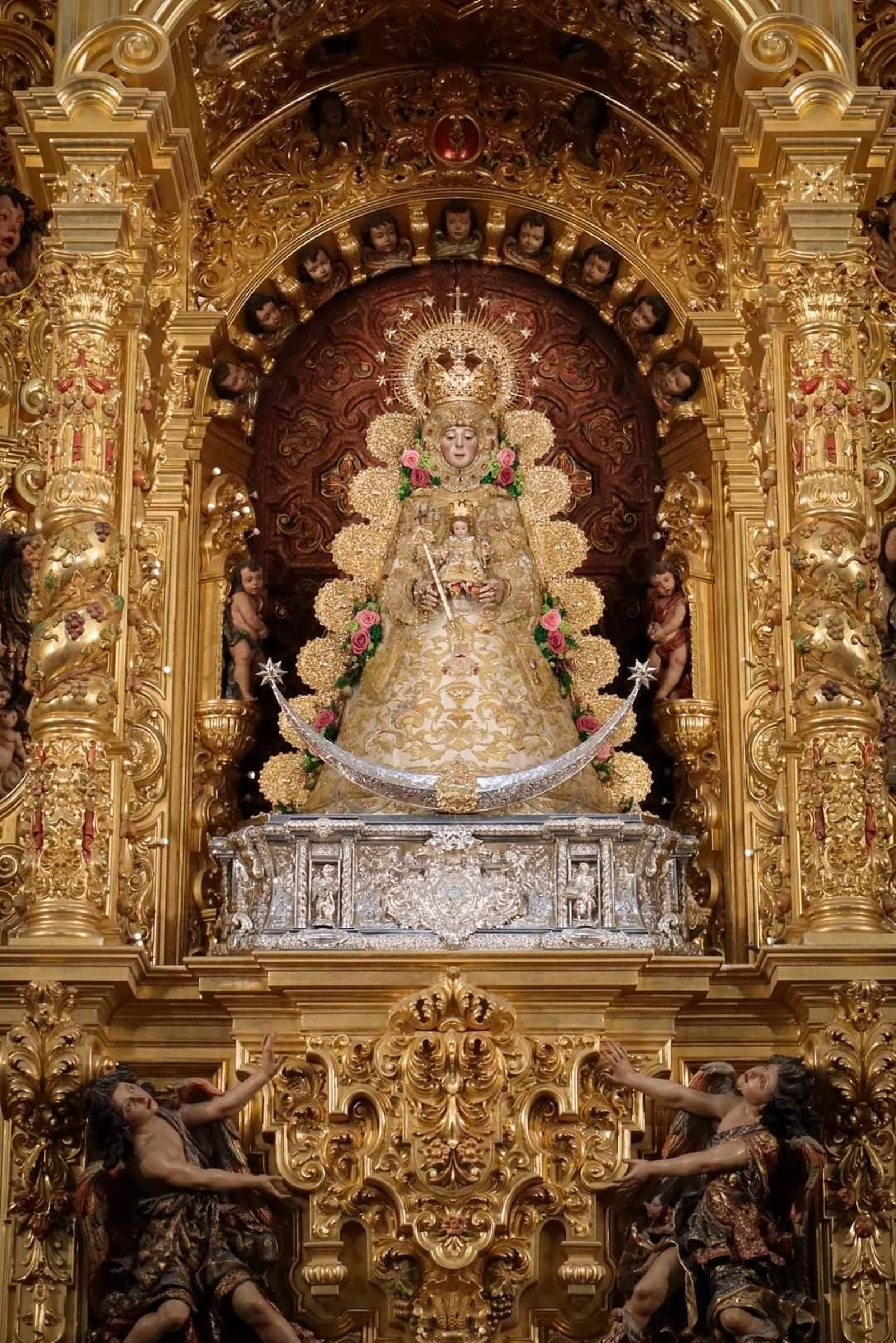 El conjunto de bordados que luce la Virgen del Rocío. El conjunto de bordados que luce la Virgen del Rocío.