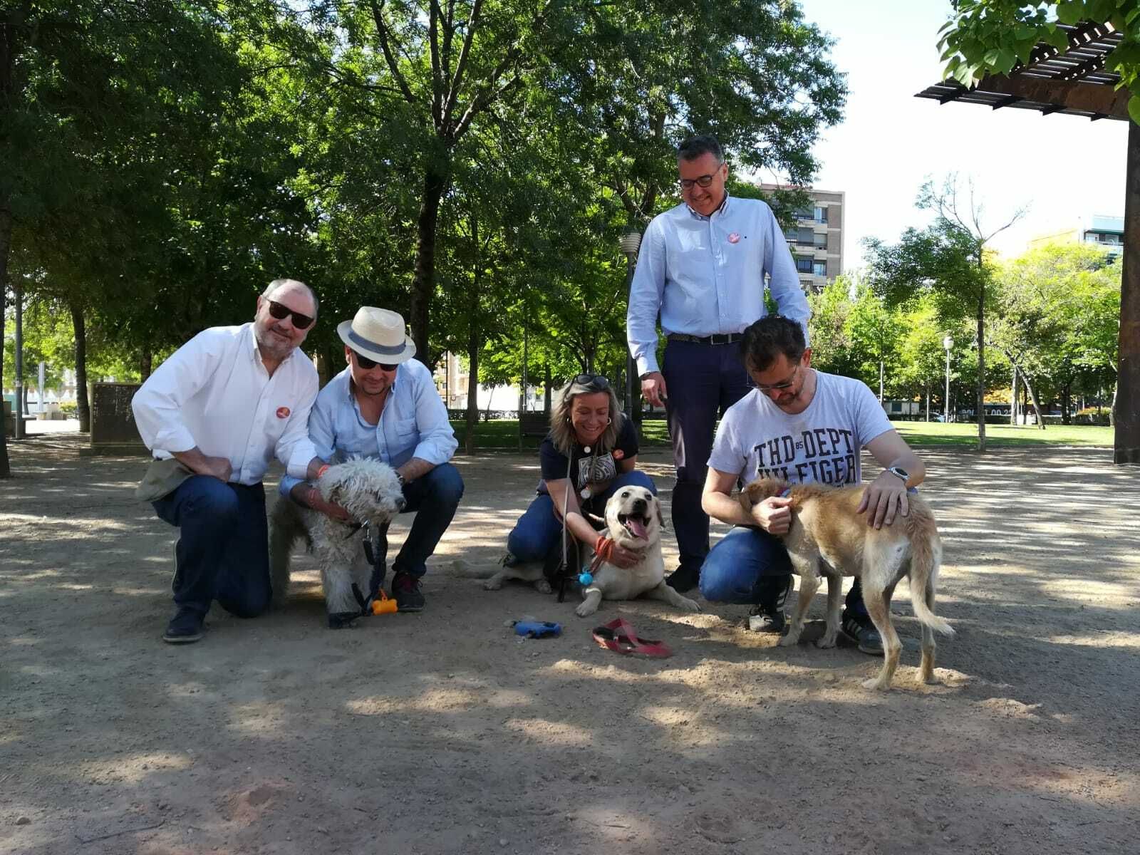 Miembros de la candidatura de Ciudadanos con sus mascotas.