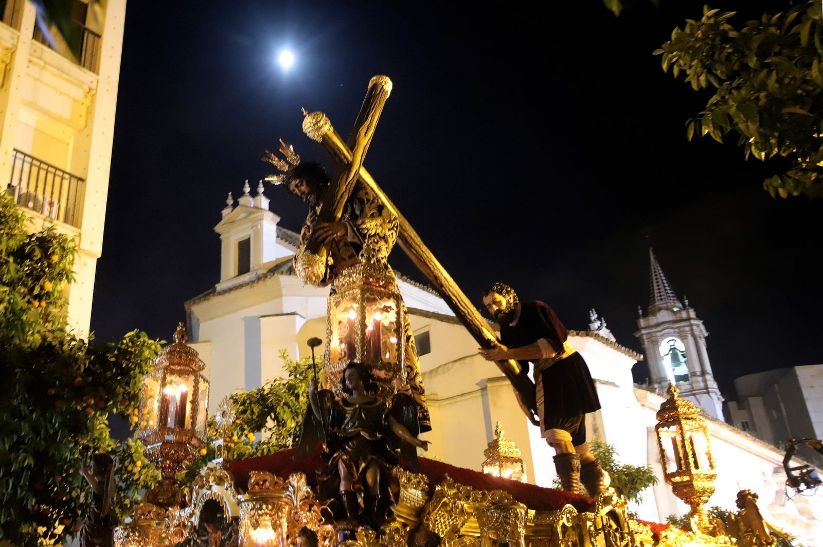 La Hermandad El Nazareno en la madrugá de la Semana Santa de Huelva 2023, en imágenes