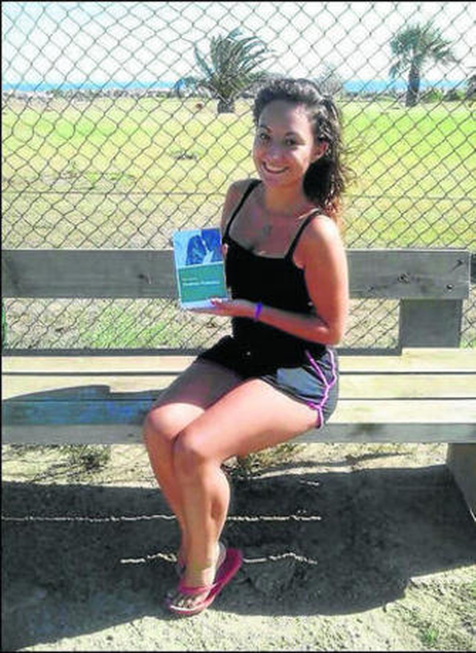 Paula Chacón a sus 16 años con su primer libro.