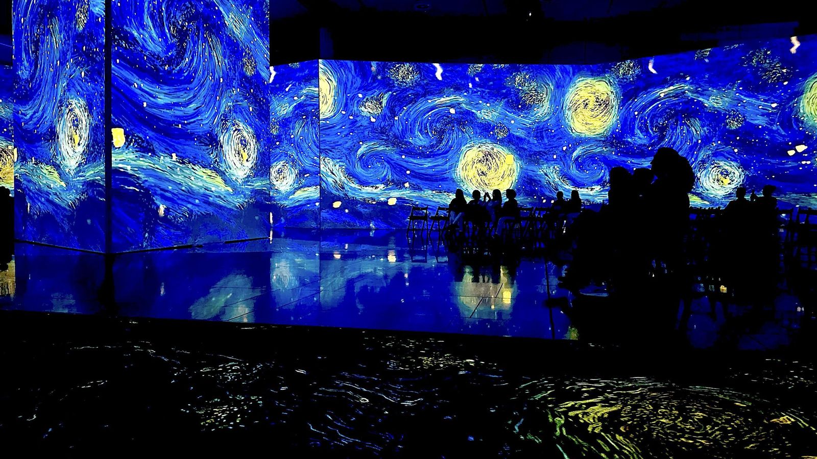 Una proyección de La noche estrellada.