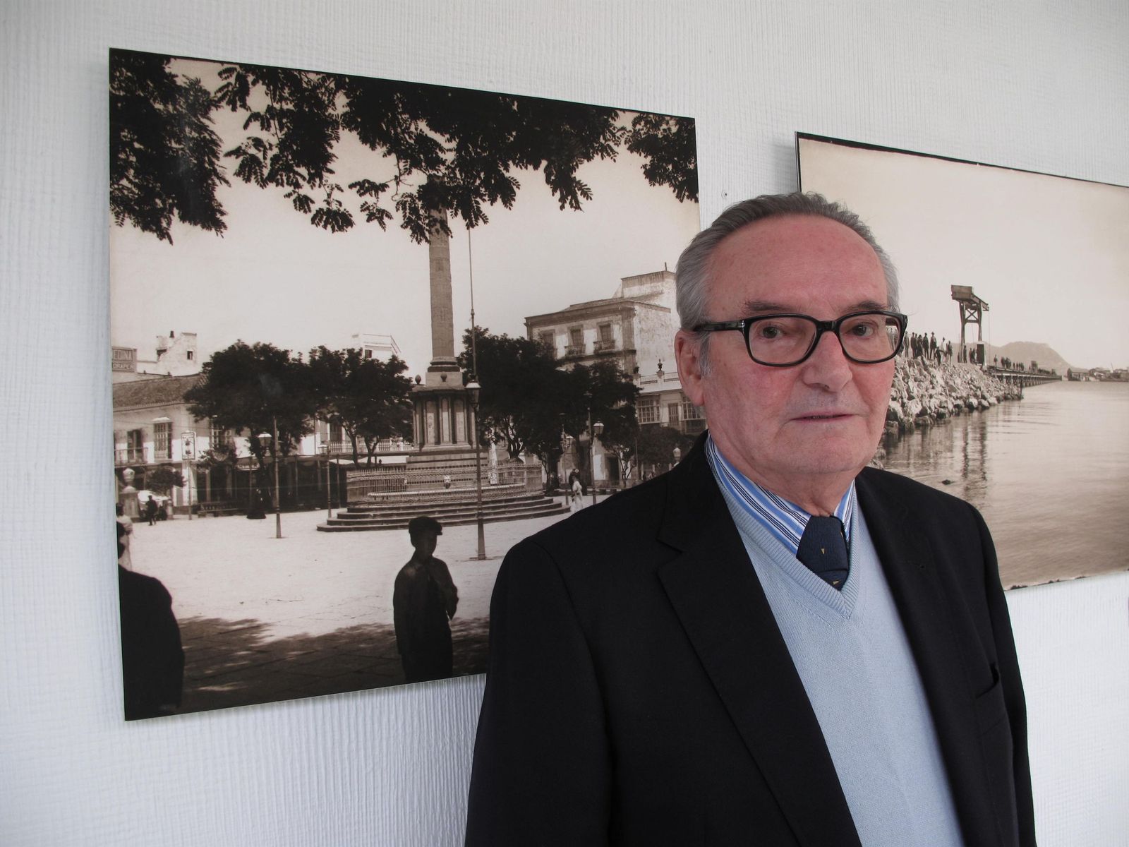 Carlos de las Rivas junto a una imagen antigua de la Plaza Alta de Algeciras, donde nació.