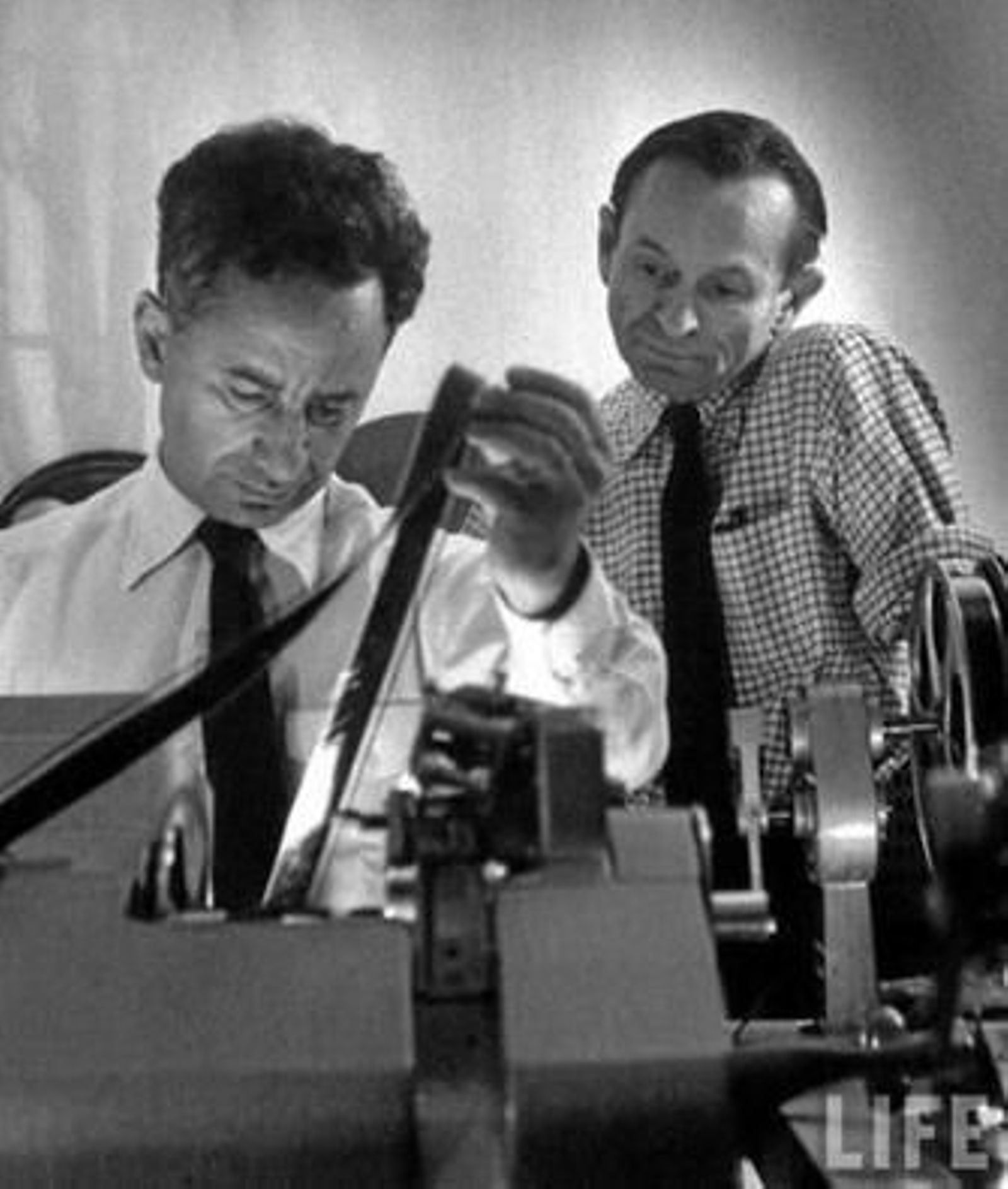 1. Un joven Elia Kazan revisa el material de una de sus primeras películas. 2. James Dean, que nunca congenió con Kazan, protagonizó 'Al este del Edén' (1955). 3. 'Río Salvaje' (1960) catapultó  a la fama a un jovencísimo Montgomery Clift.                     4. Marlon Brando, irresistible en una escena de 'Un tranvía llamado deseo' (1951). 5. Natalie Wood y Warren Beatty se besan apasionadamente en 'Esplendor en la hierba' (1961). 6. Robert de Niro en 'El último magnate' (1976), con la que Kazan se despidió del cine.