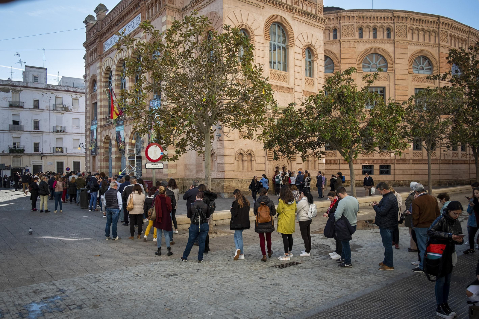 Colas esta mañana alrededor del teatro.
