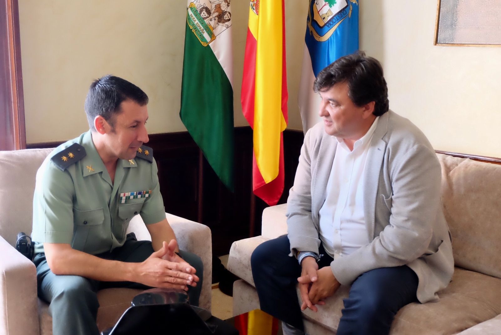 Manuel Cayuso y Gabriel Cruz en el despacho de la Alcaldía.