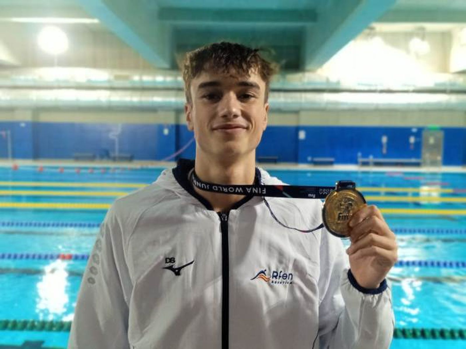 Carlos Garach muestra la medalla de bronce lograda en Roma.