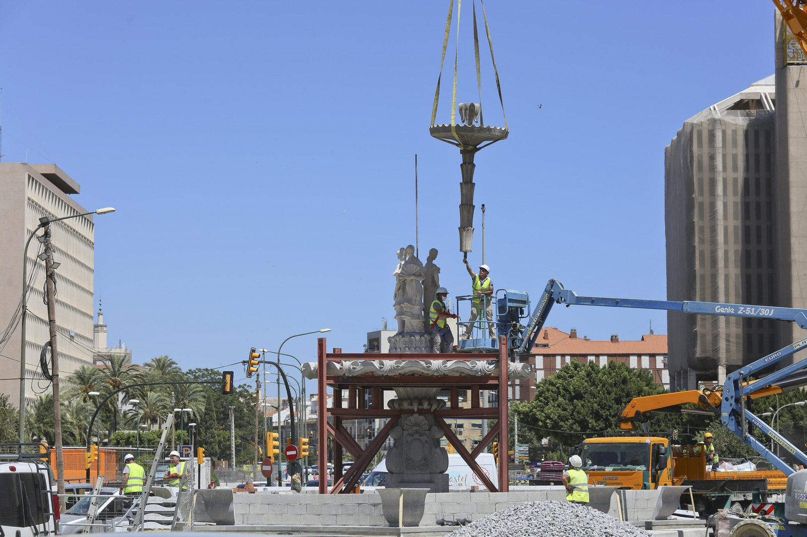 Fotos de la fuente de las Tres Gitanillas, que ya luce en la Avenida de Andalucía de Málaga