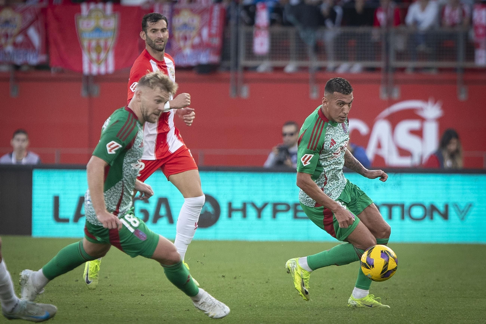 Un ataque del Granada en el partido ante el Almería