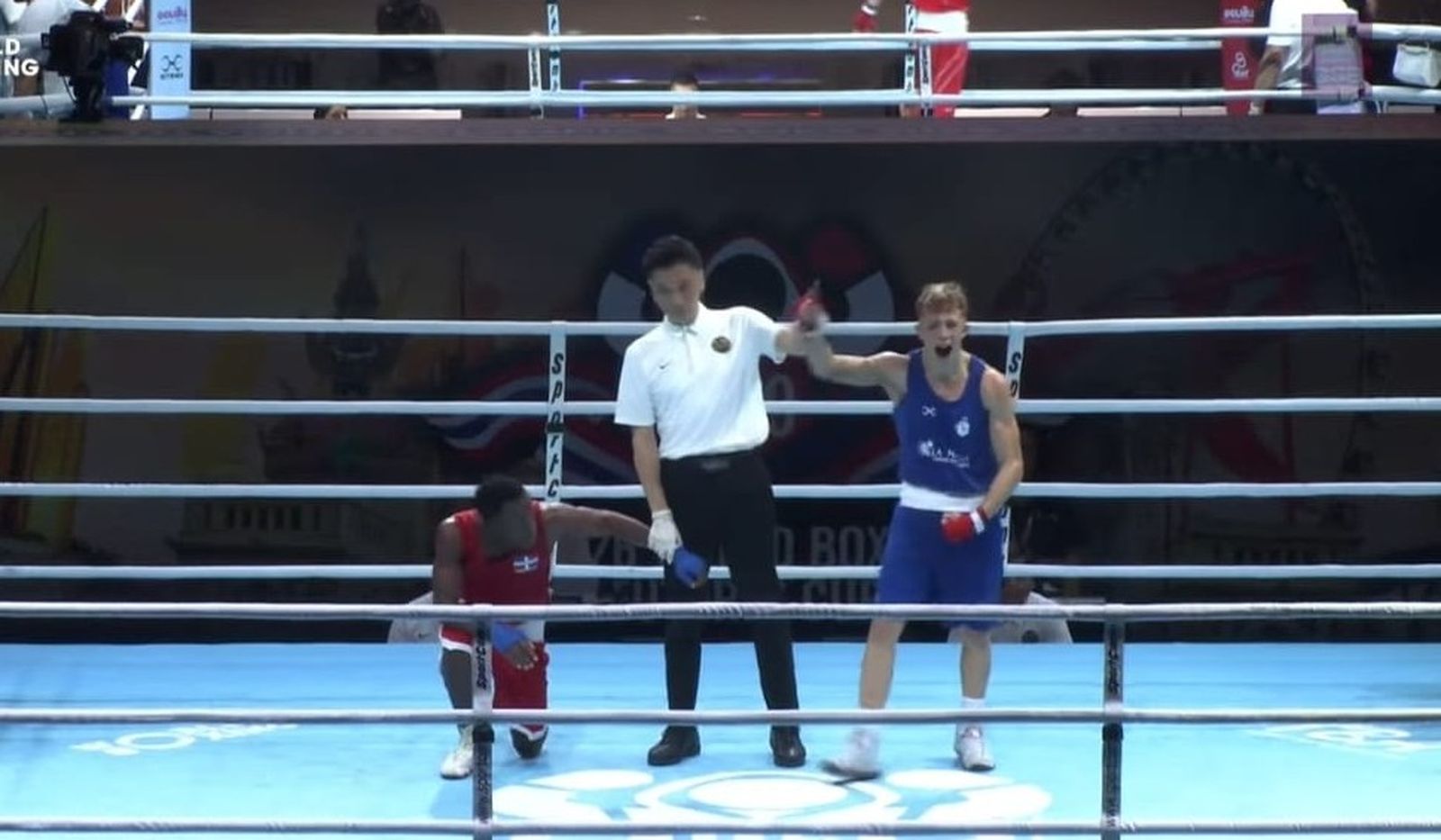 Momento en que el árbitro designa a Manuel Bueno como ganador.