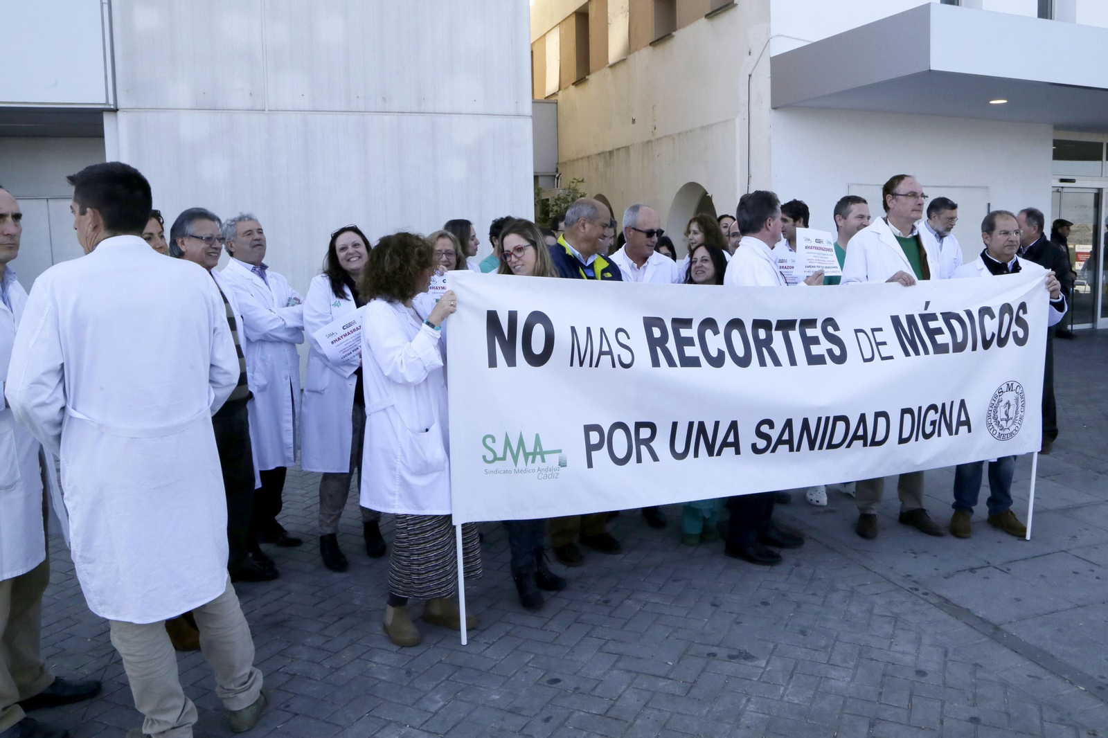 Una imagen de la concentración de médicos esta mañana en el hospital de Jerez.