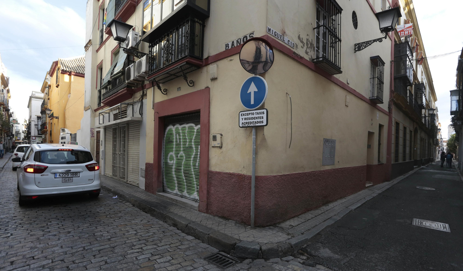 pie de foto: Una de las señales del centro que permiten sólo el paso a taxis y residentes, por el acceso a calle Baños.