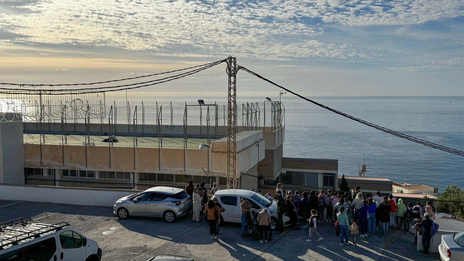 Se han concentrado para pedir que terminen las obras de la pista deportiva