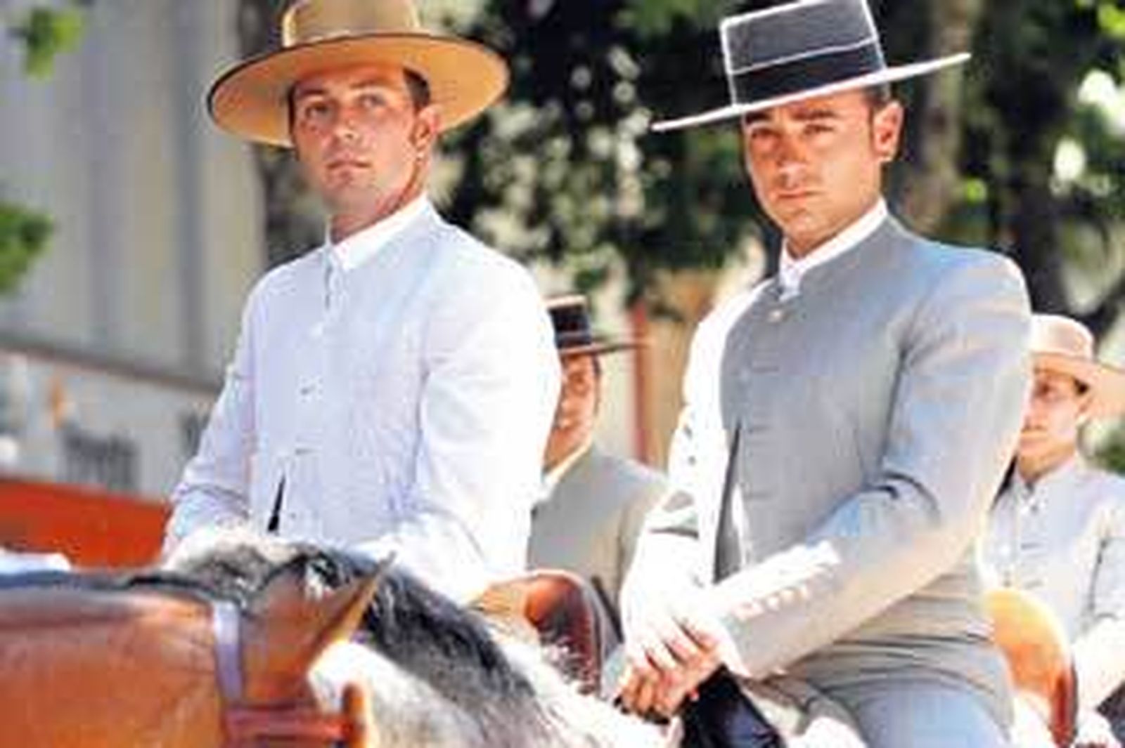 Dos jóvenes recorren el recinto de la Feria Real de Algeciras a lomos de sus equinos, ayer durante el paseo de caballos. /Vanessa Pérez